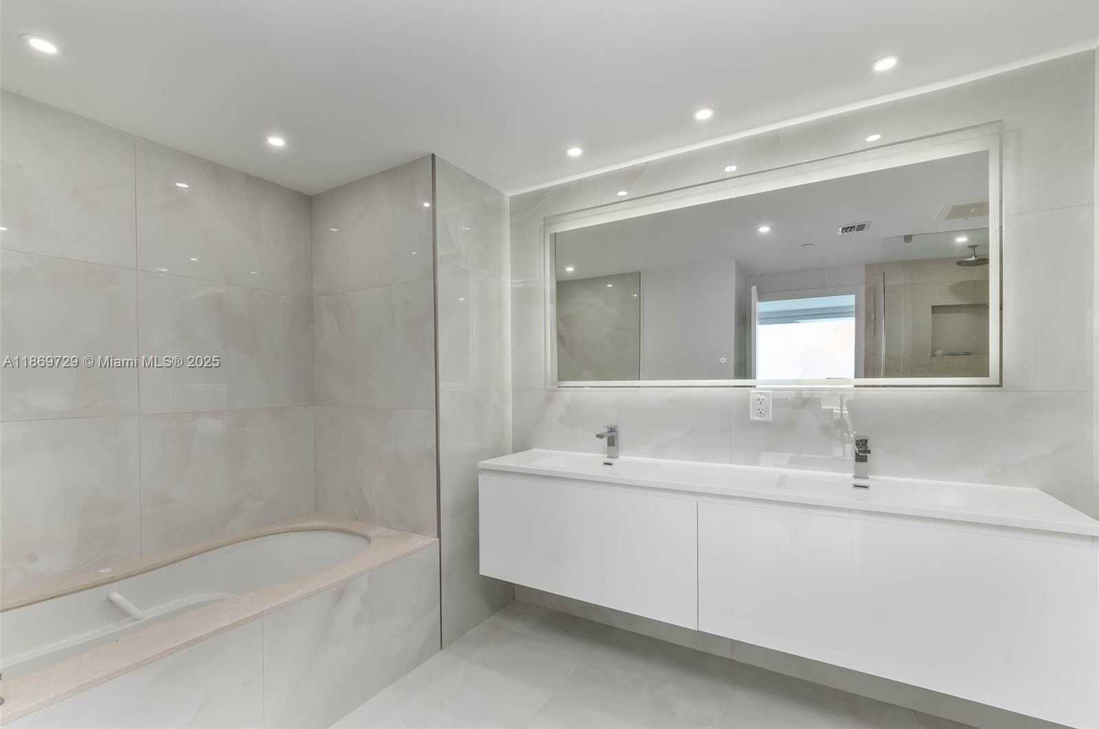 Small Image of 6799 COLLINS AVE #1704, Miami Beach Number 13