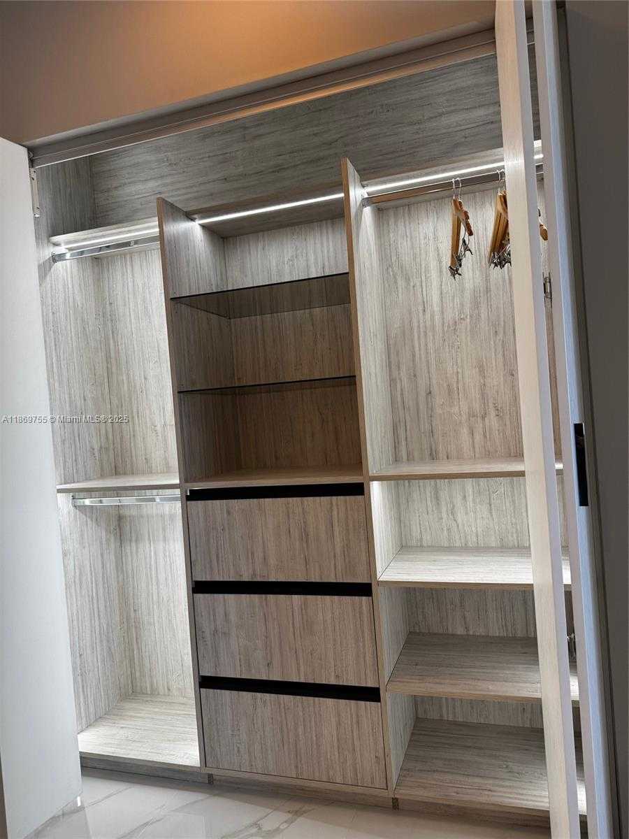 Small Image of 700 NORTH EAST 24 #2206, Miami Number 33