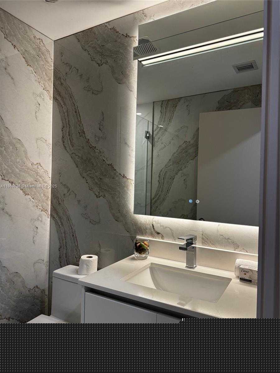 Small Image of 700 NORTH EAST 24 #2206, Miami Number 36