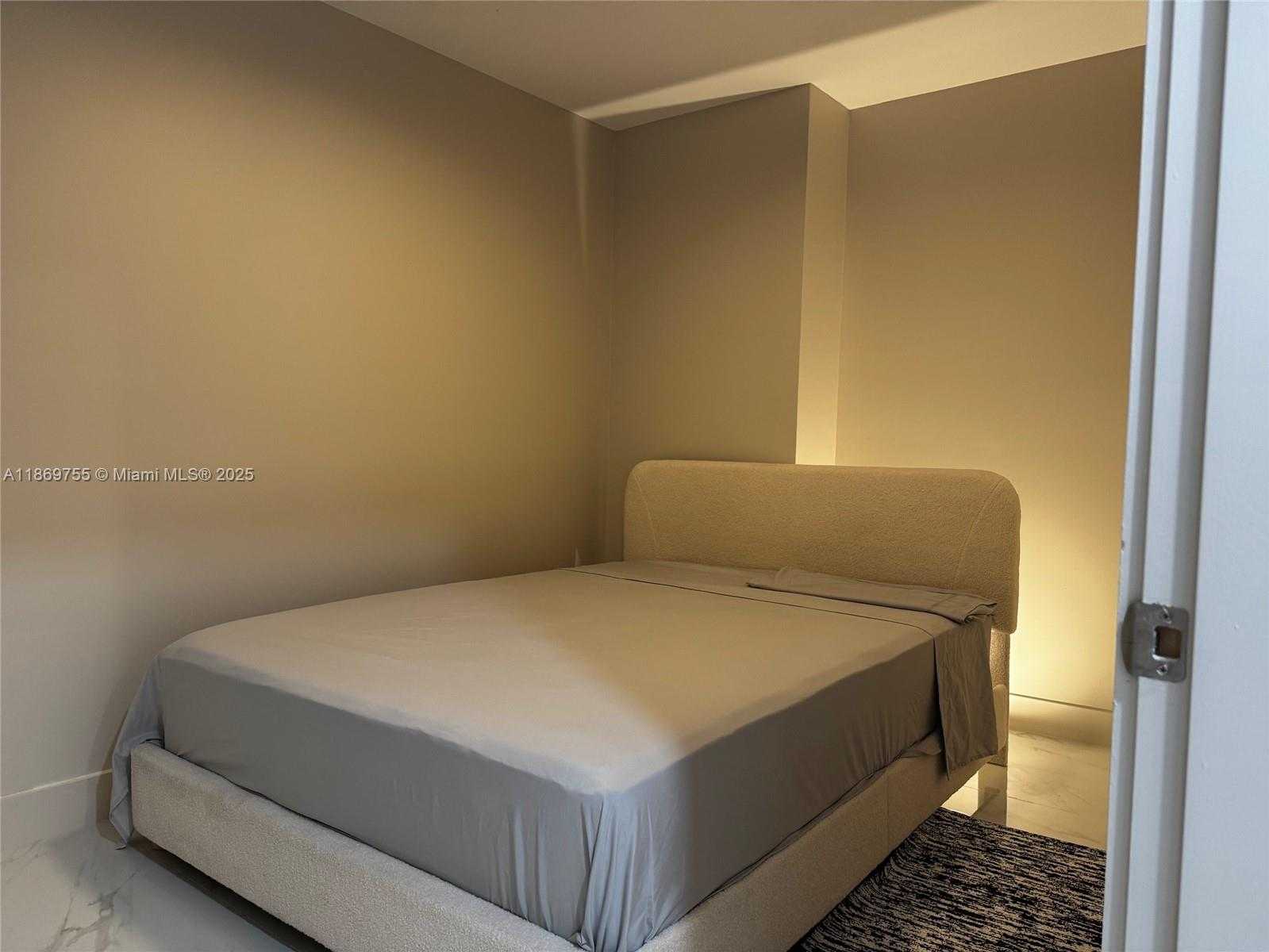 Small Image of 700 NORTH EAST 24 #2206, Miami Number 40