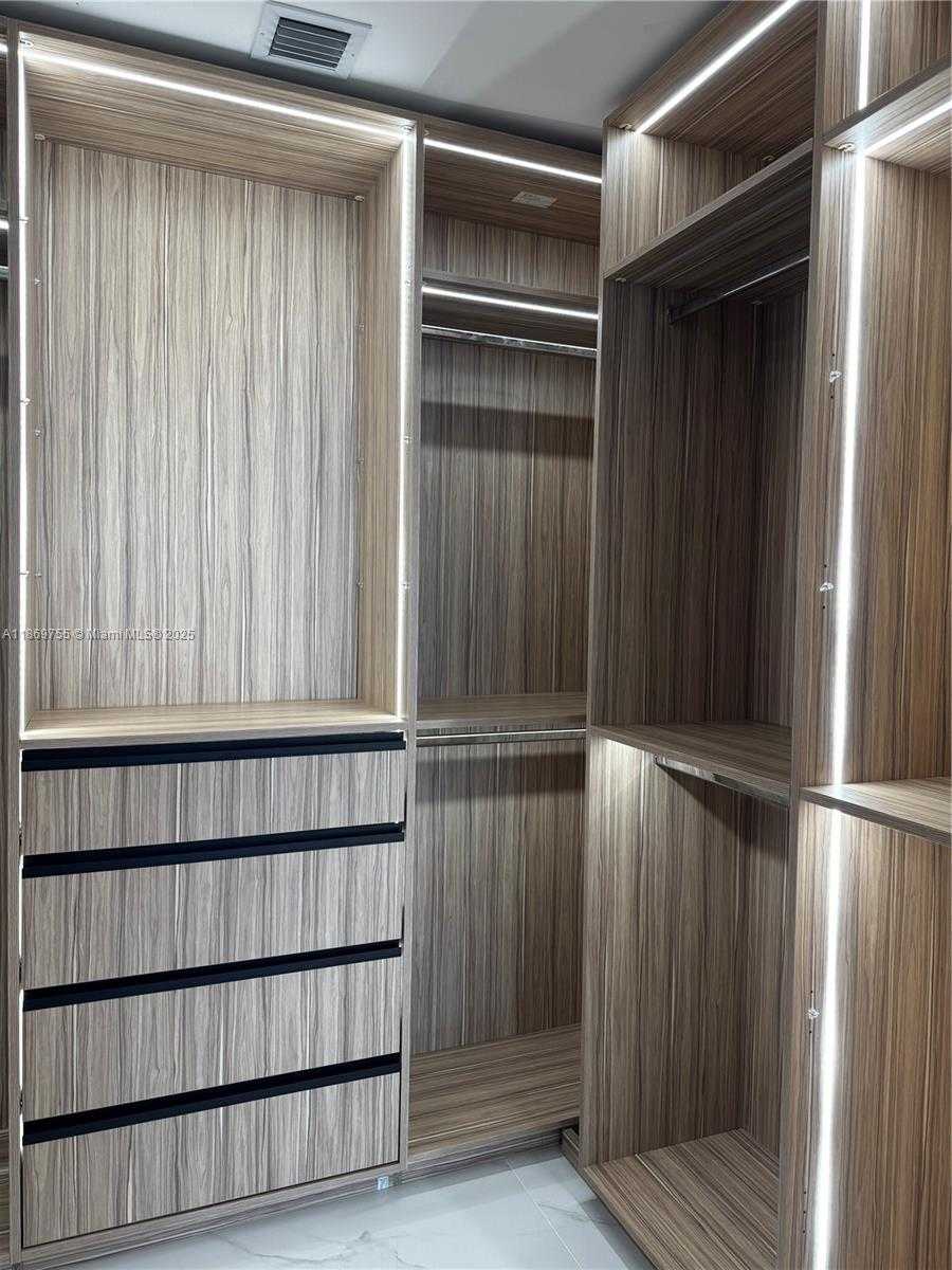 Small Image of 700 NORTH EAST 24 #2206, Miami Number 9