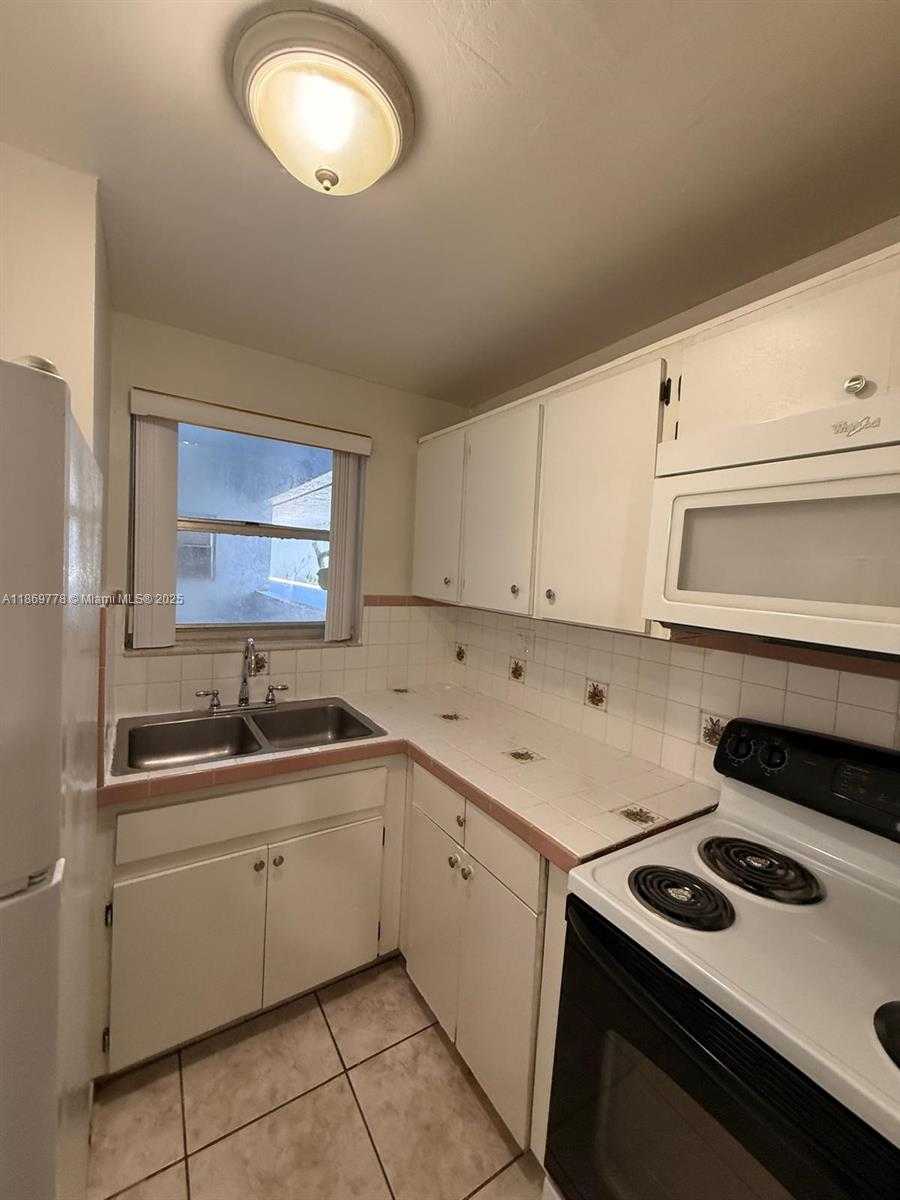 Small Image of 210 FONTAINEBLEAU BLVD #210, Miami Number 14