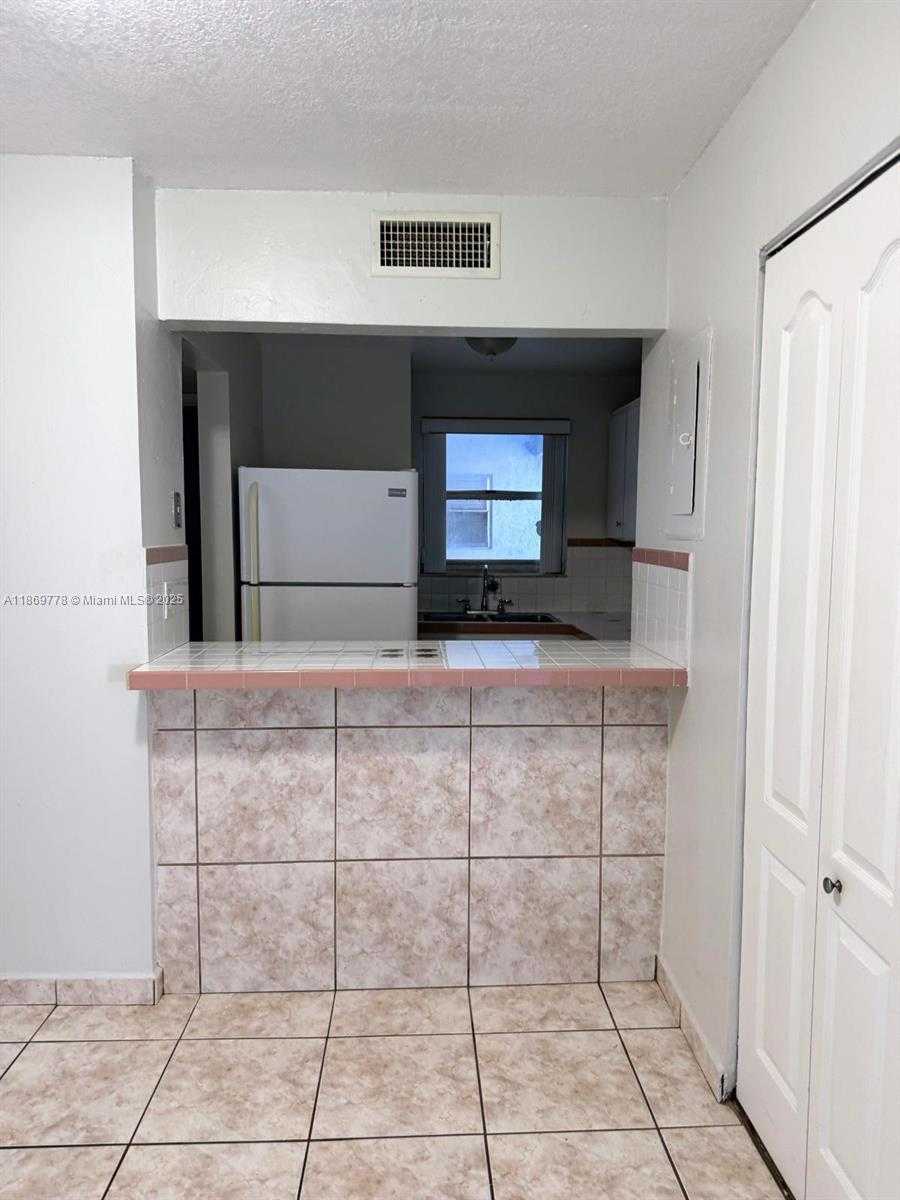 Small Image of 210 FONTAINEBLEAU BLVD #210, Miami Number 9