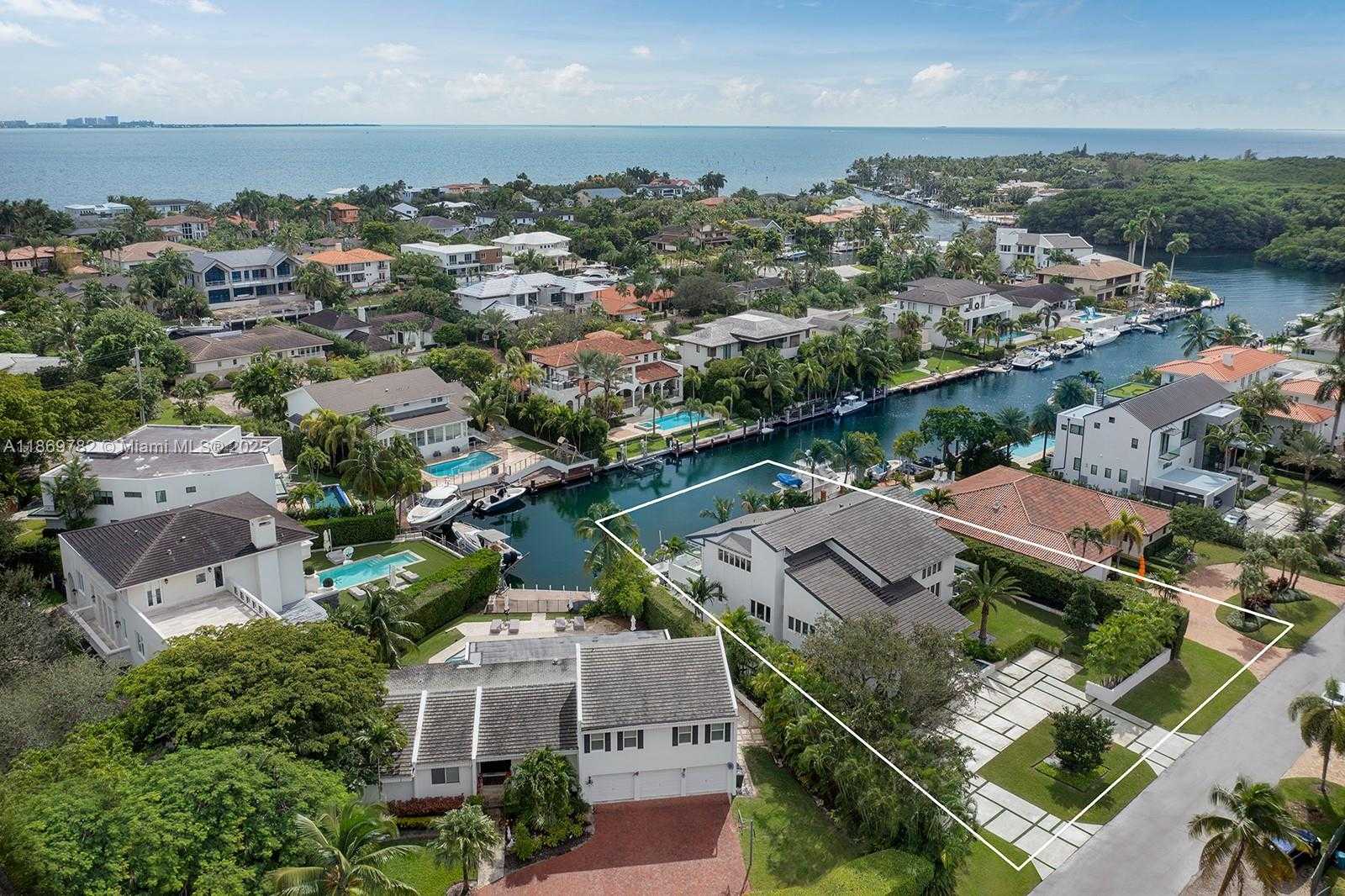 Small Image of 6819 SUNRISE PL, Coral Gables Number 4