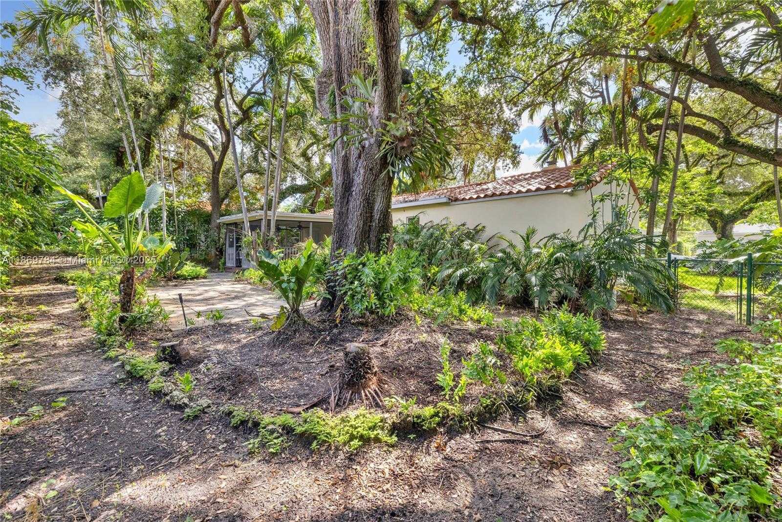 Small Image of 1100 EL RADO ST, Coral Gables Number 19