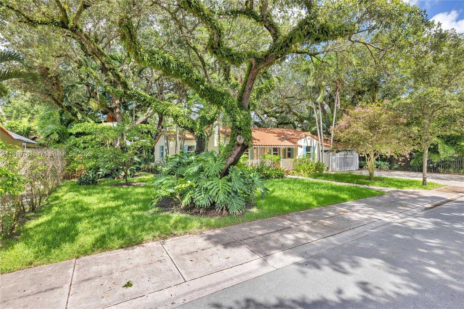 Small Image of 1100 EL RADO ST, Coral Gables Number 20