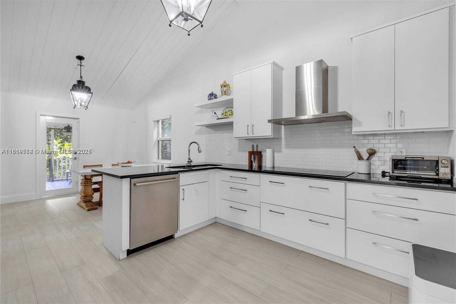 Small Image of 1100 EL RADO ST, Coral Gables Number 4