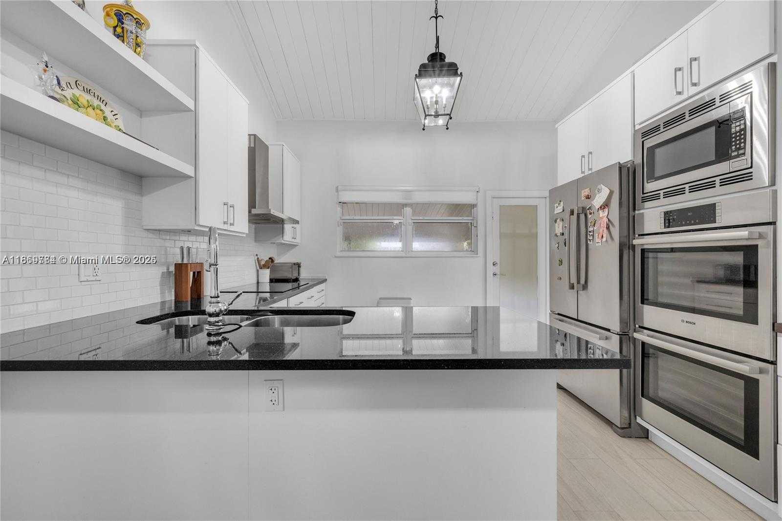 Small Image of 1100 EL RADO ST, Coral Gables Number 5