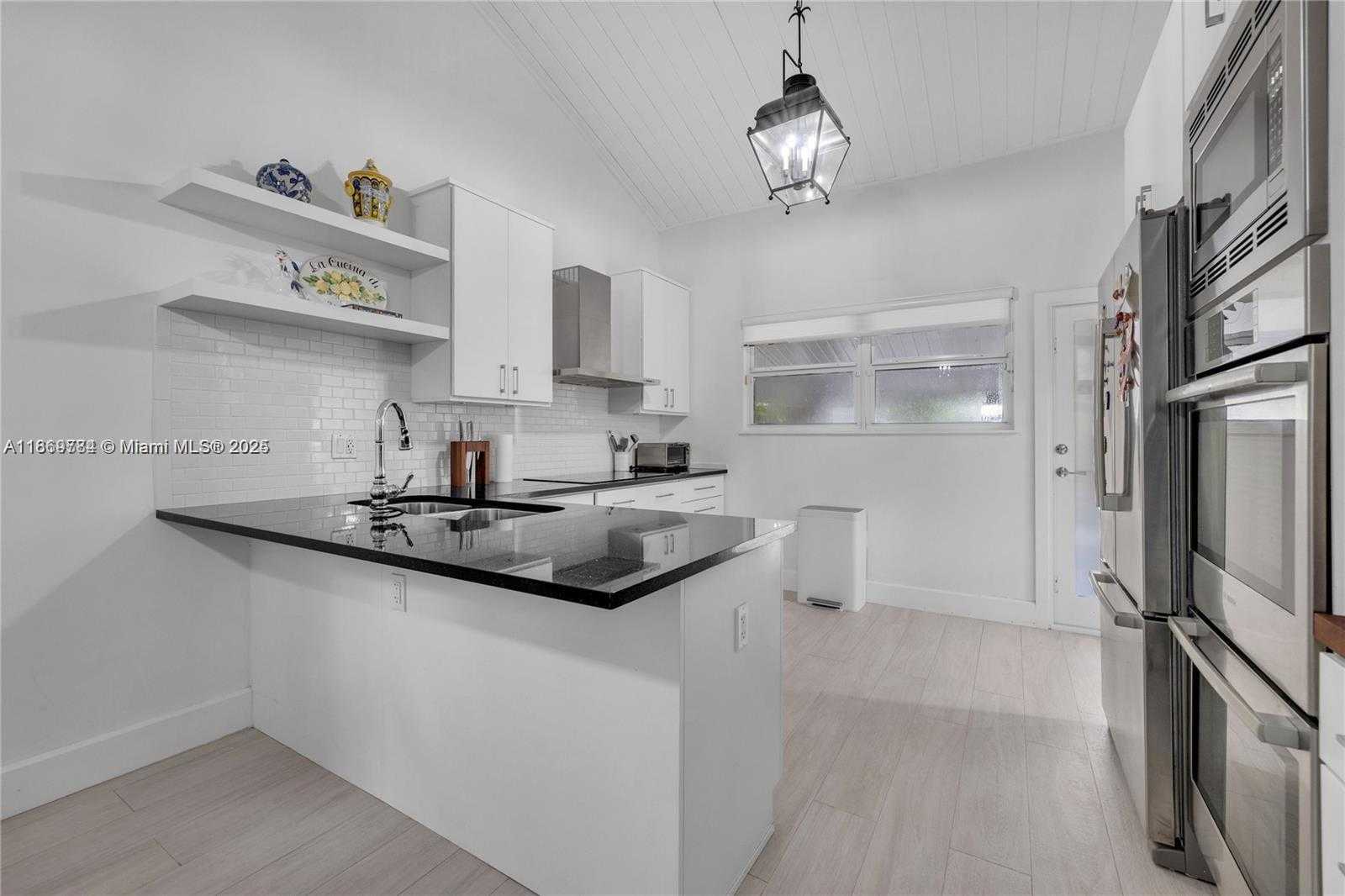 Small Image of 1100 EL RADO ST, Coral Gables Number 6