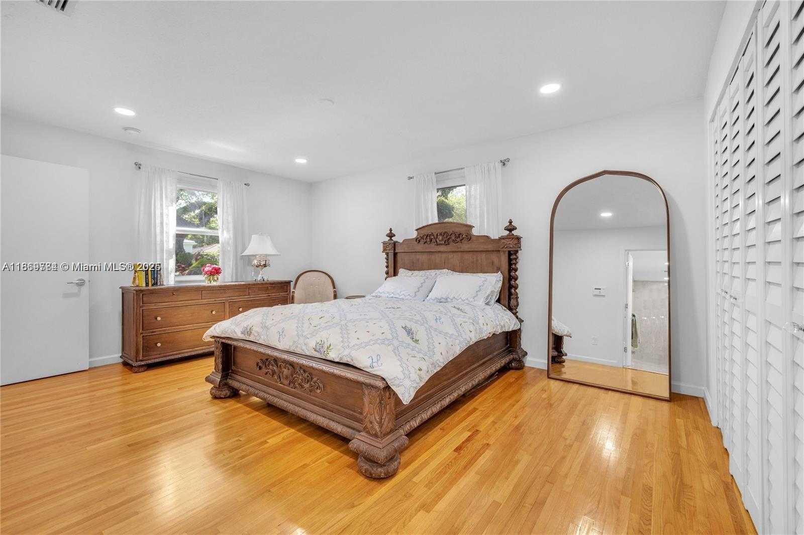 Small Image of 1100 EL RADO ST, Coral Gables Number 8
