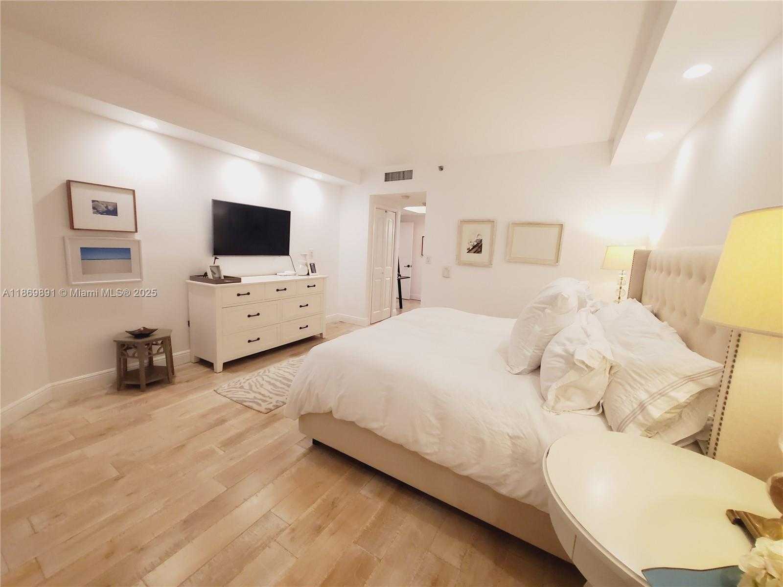 Small Image of 2000 ISLAND BLVD #2703, Aventura Number 13
