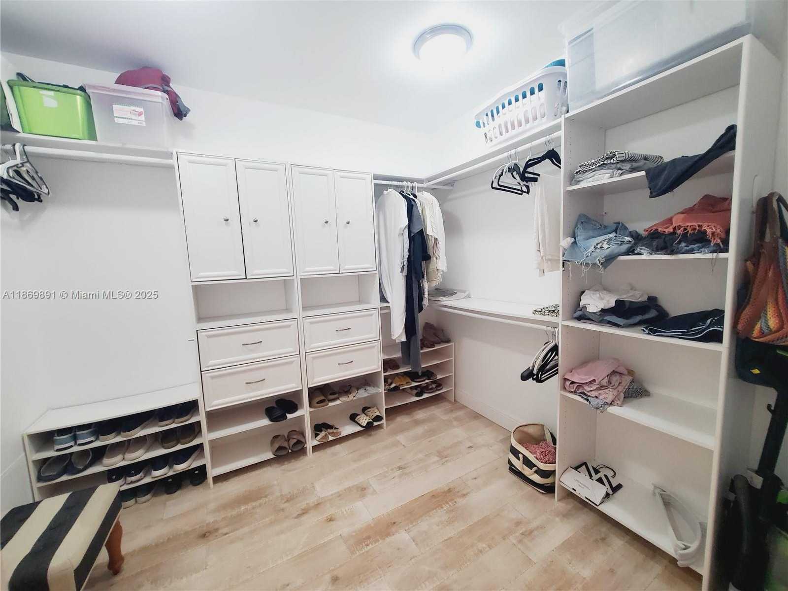 Small Image of 2000 ISLAND BLVD #2703, Aventura Number 14