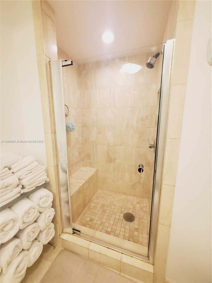 Small Image of 2000 ISLAND BLVD #2703, Aventura Number 16