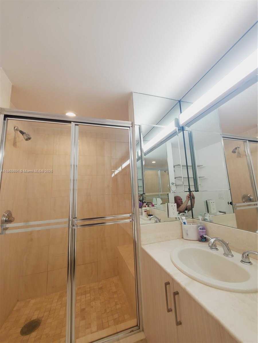 Small Image of 2000 ISLAND BLVD #2703, Aventura Number 23