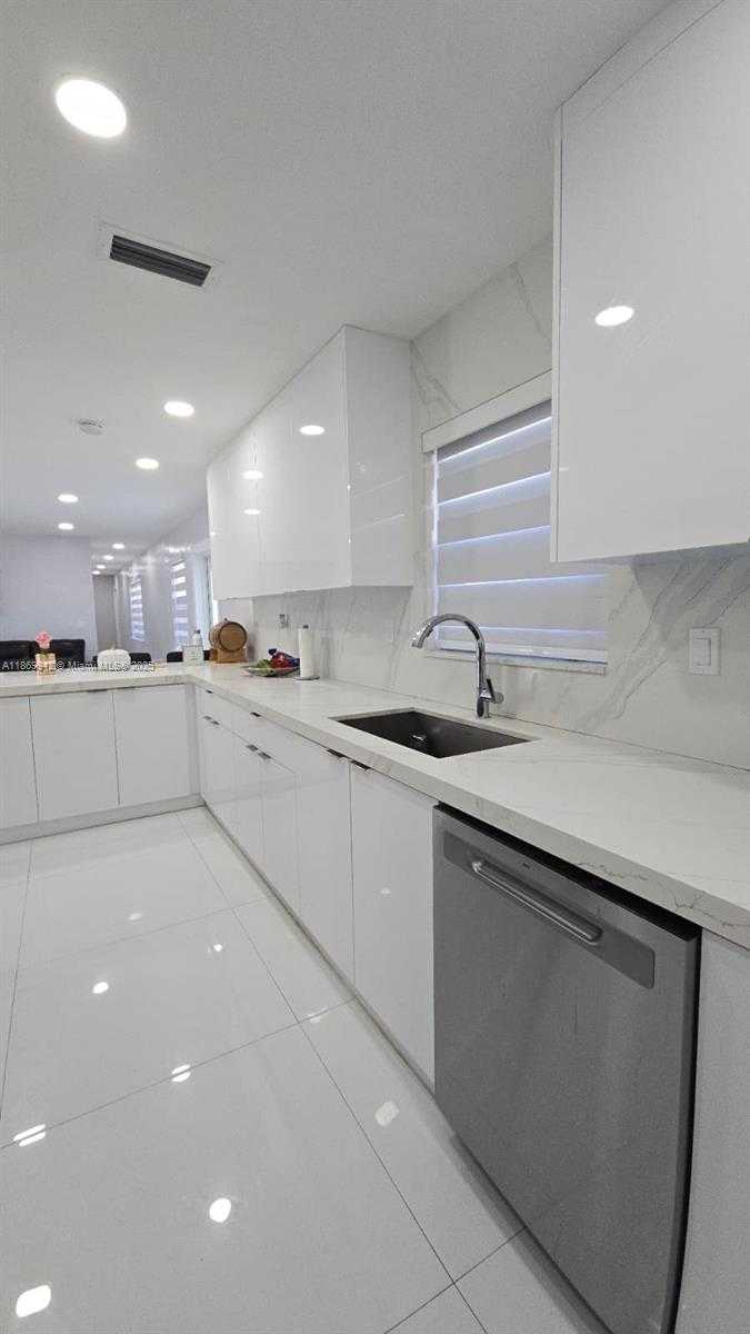 Small Image of 6005 SOUTH WEST 22ND ST, Miami Number 14