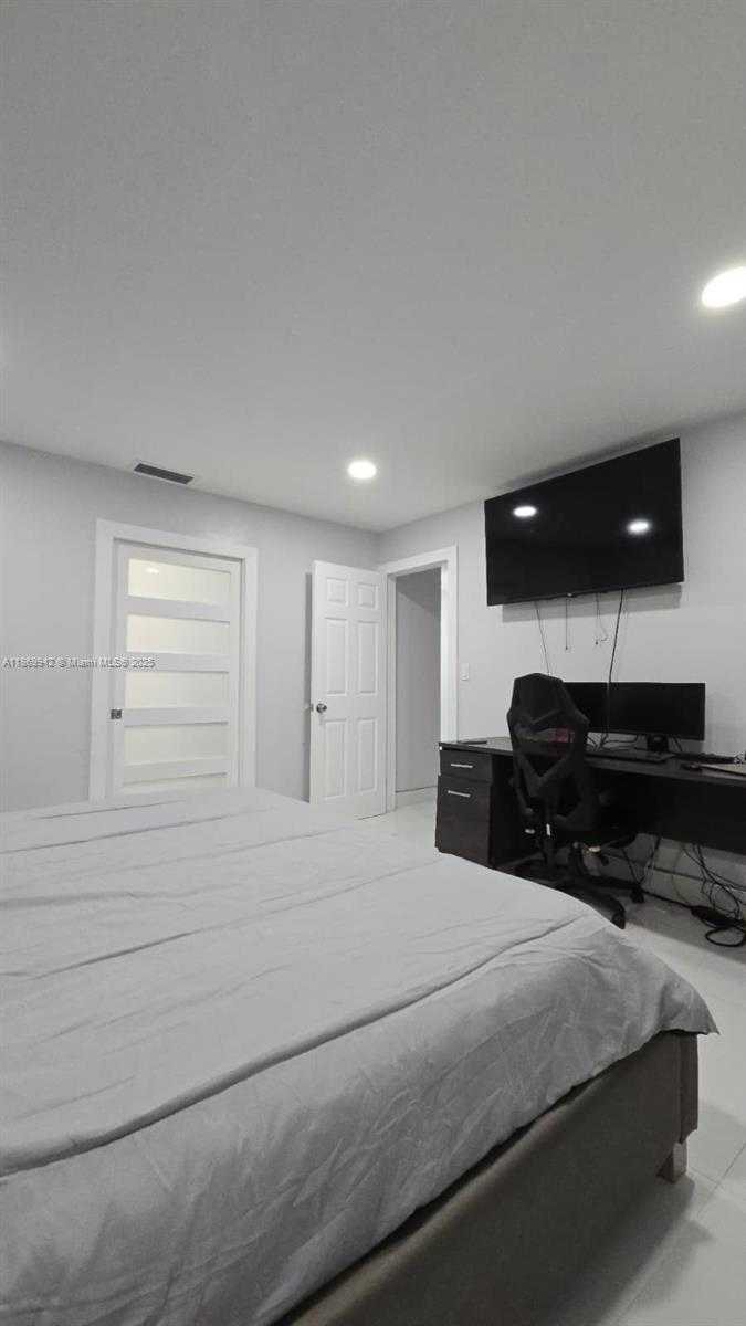 Small Image of 6005 SOUTH WEST 22ND ST, Miami Number 15