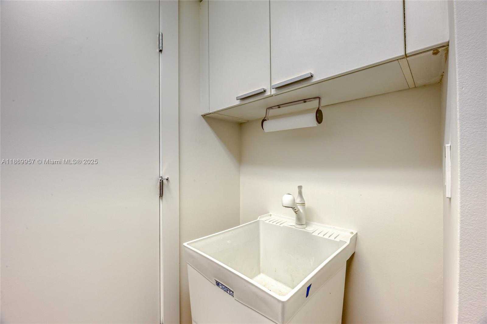 Small Image of 3535 SOUTH OCEAN DR #2004, Hollywood Number 32