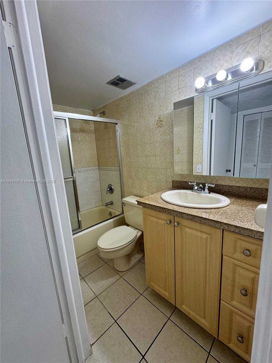 Small Image of 1900 MERIDIAN AVE #301, Miami Beach Number 14