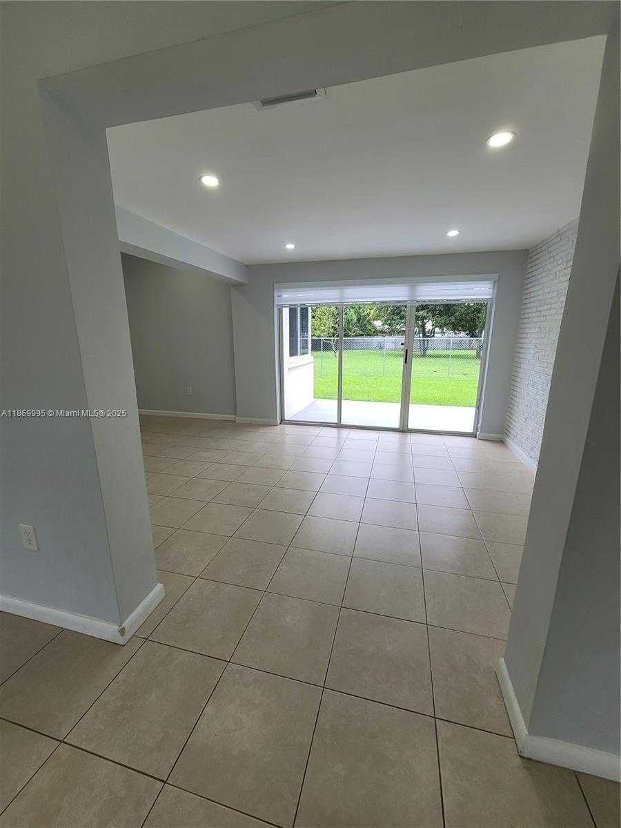 Small Image of 8839 SOUTH WEST 28TH ST, Miami Number 14