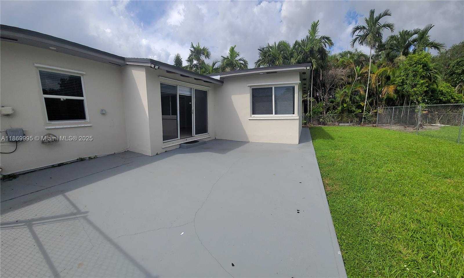 Small Image of 8839 SOUTH WEST 28TH ST, Miami Number 31