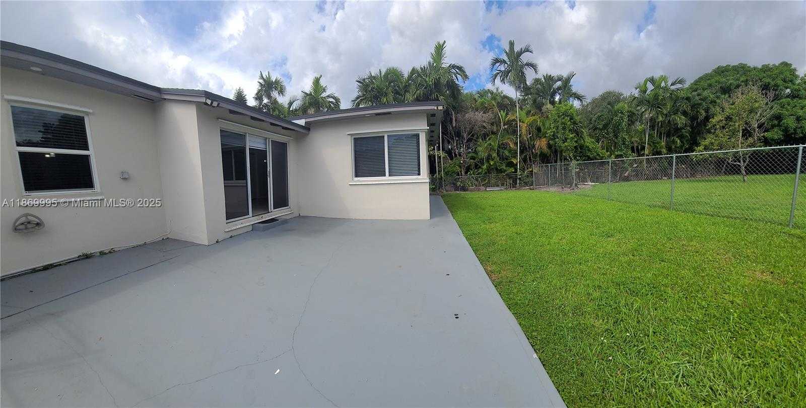 Small Image of 8839 SOUTH WEST 28TH ST, Miami Number 36