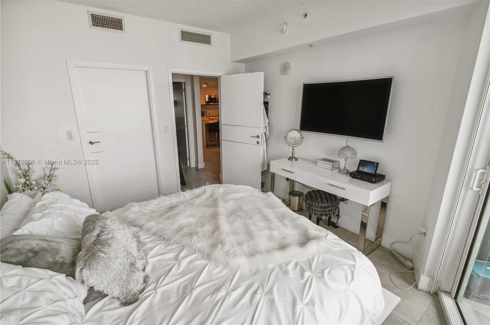 Small Image of 1900 NORTH BAYSHORE DR #3806, Miami Number 10