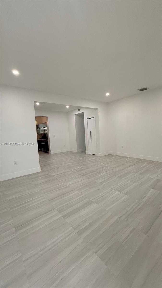 Small Image of 2031 MERIDIAN AVE #6, Miami Beach Number 2