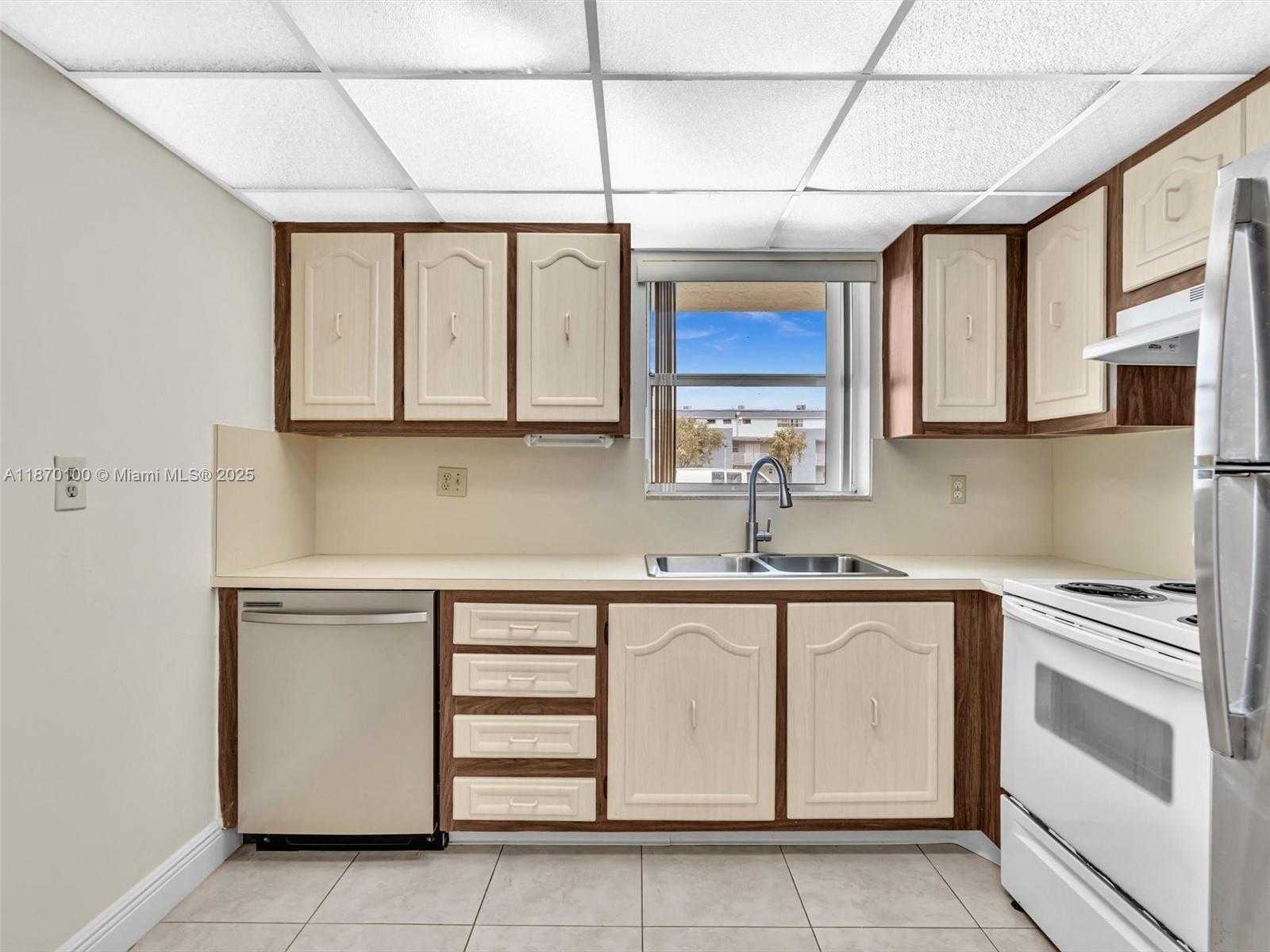 Small Image of 9367 FONTAINEBLEAU BLVD #G104, Miami Number 14