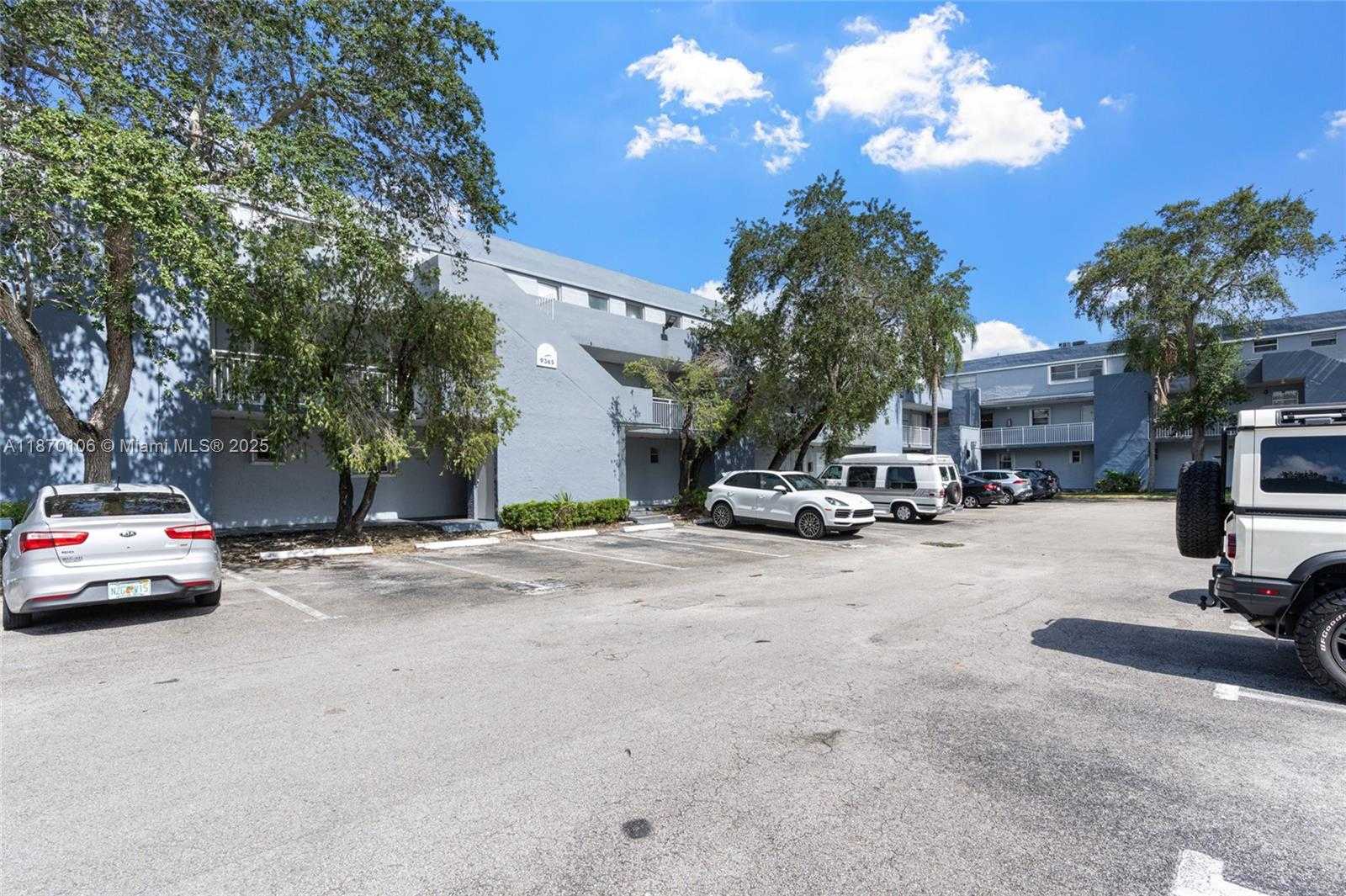 Small Image of 9365 FONTAINEBLEAU BLVD #E225, Miami Number 3