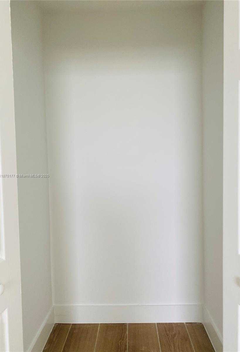 Small Image of Miami Number 15
