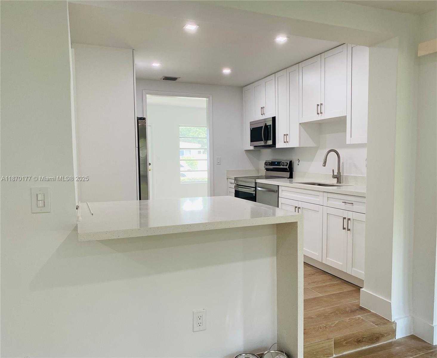 Small Image of Miami Number 6