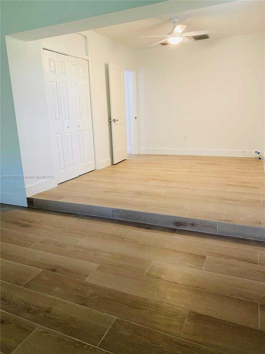 Small Image of Miami Number 9