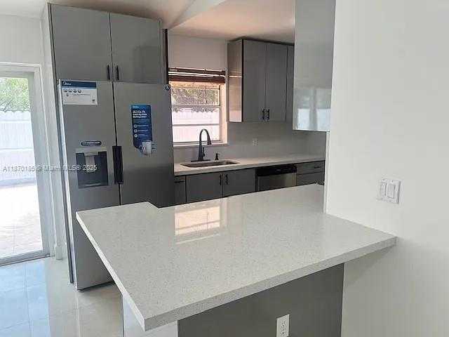 Small Image of 5229 SOUTH WEST 140TH PL, Miami Number 2