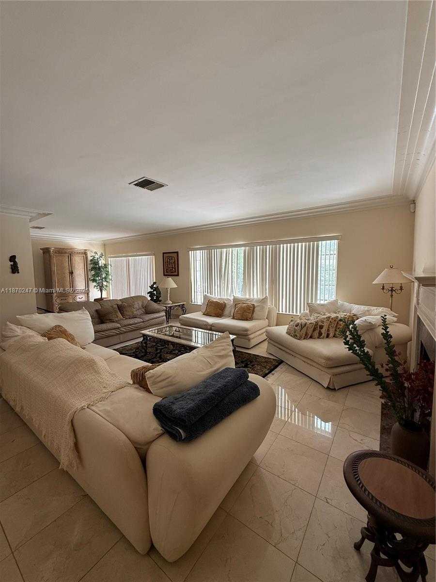 Small Image of 189 EDGEWATER DR, Coral Gables Number 2