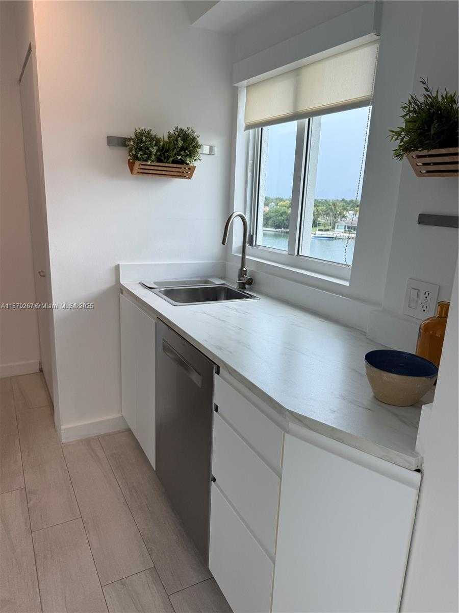 Small Image of 5900 COLLINS AVE #705, Miami Beach Number 12