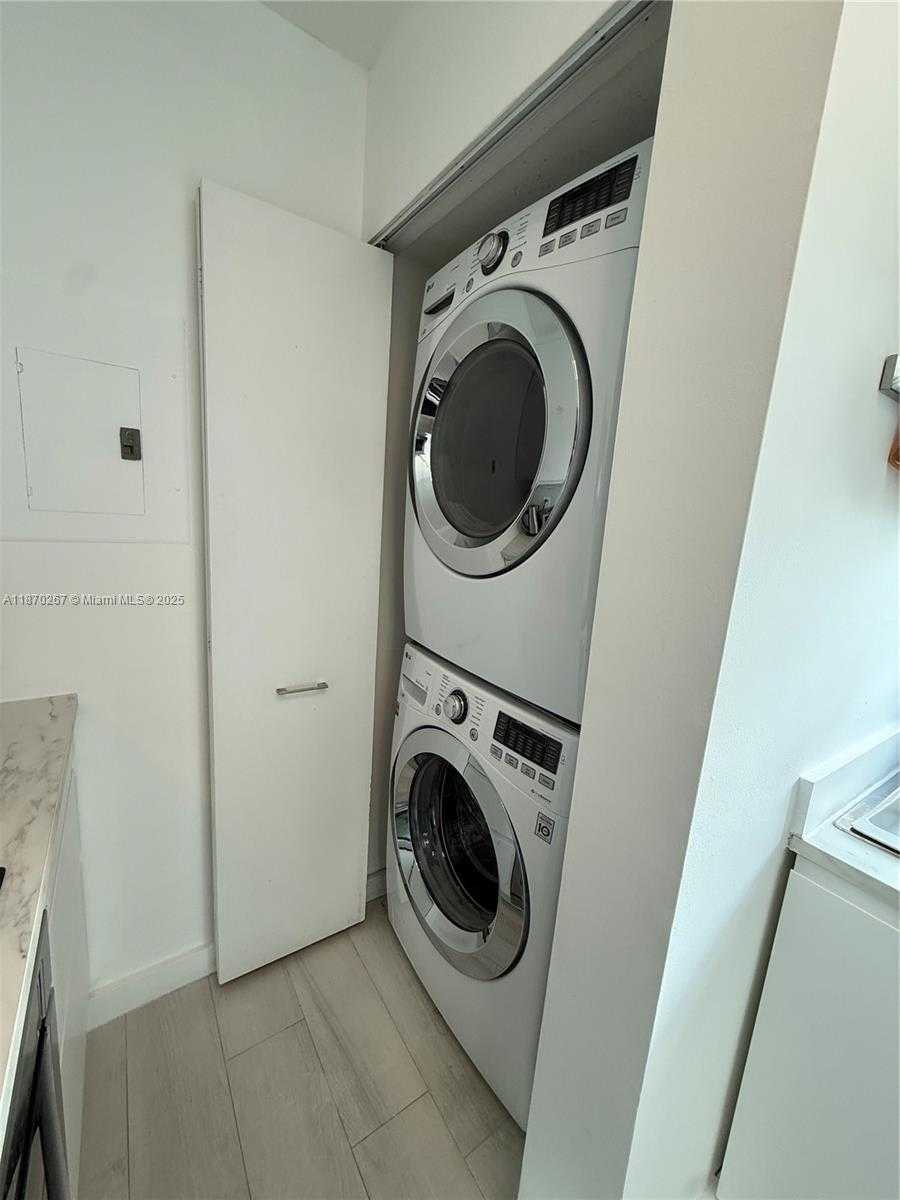 Small Image of 5900 COLLINS AVE #705, Miami Beach Number 13