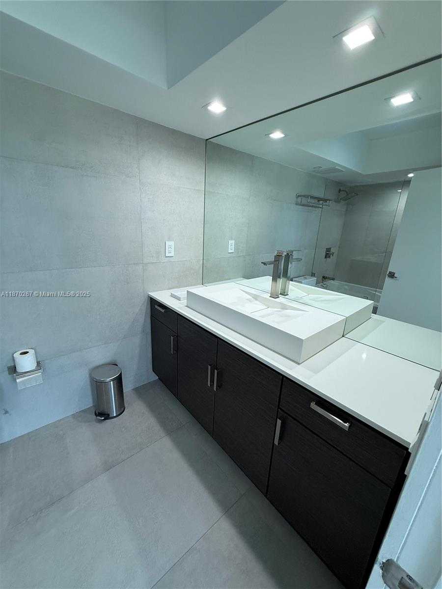 Small Image of 5900 COLLINS AVE #705, Miami Beach Number 15