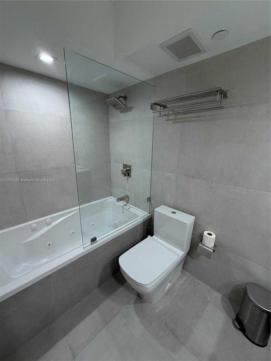 Small Image of 5900 COLLINS AVE #705, Miami Beach Number 17