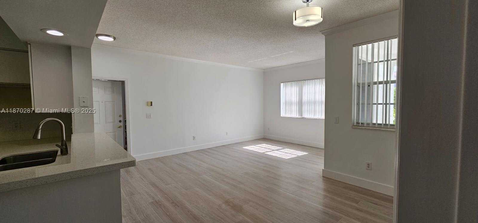 Small Image of Aventura Number 18