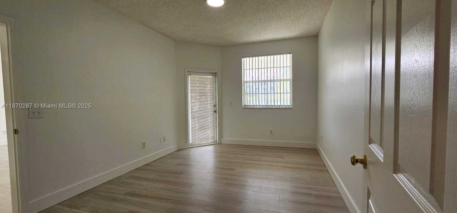 Small Image of Aventura Number 23