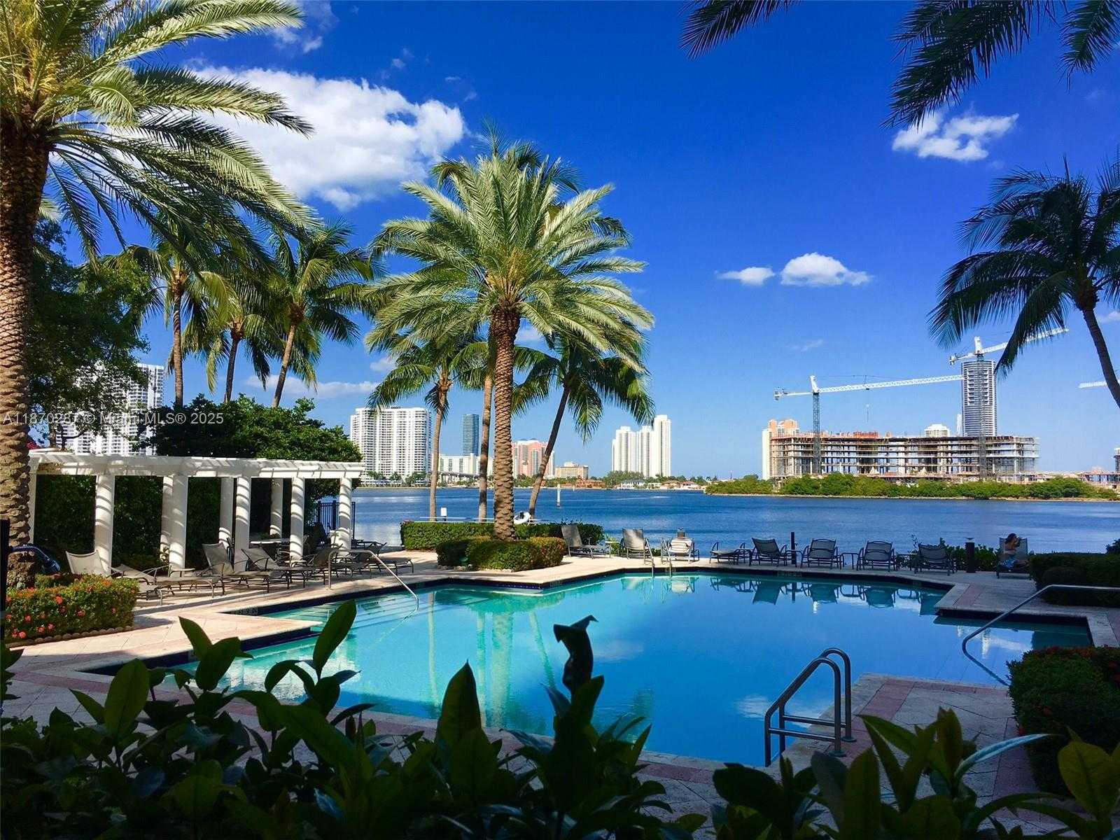 Small Image of Aventura Number 32