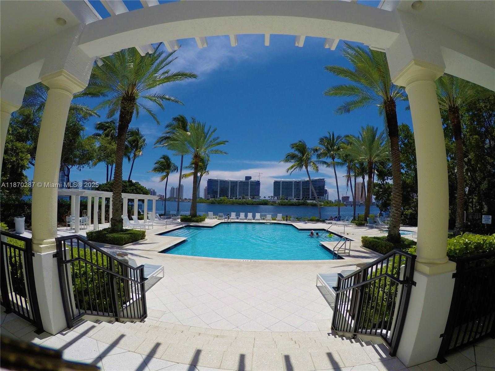 Small Image of Aventura Number 4