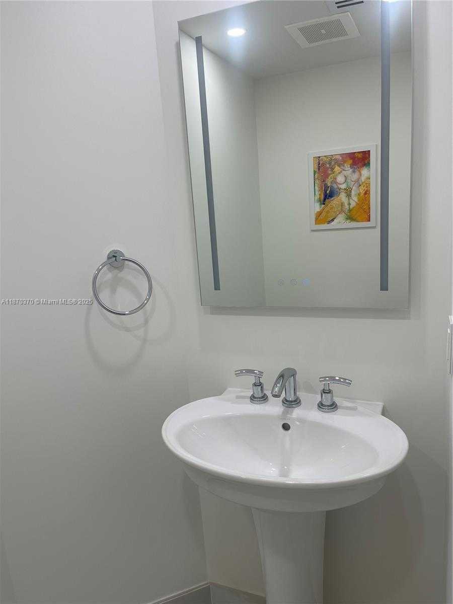 Small Image of 1945 SOUTH OCEAN DR #1912, Hallandale Beach Number 5