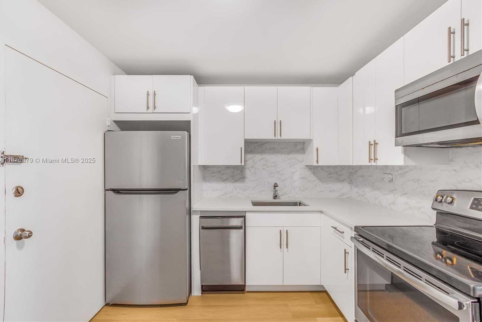 Small Image of 5555 COLLINS AVE #16K, Miami Beach Number 10