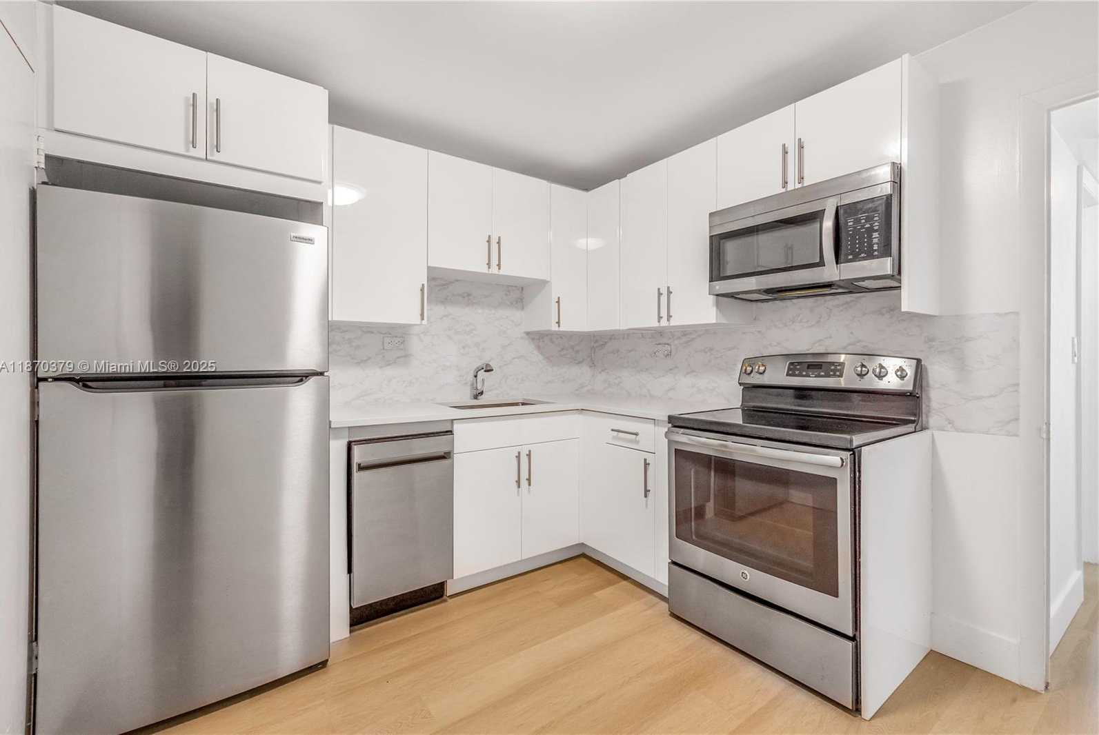 Small Image of 5555 COLLINS AVE #16K, Miami Beach Number 11