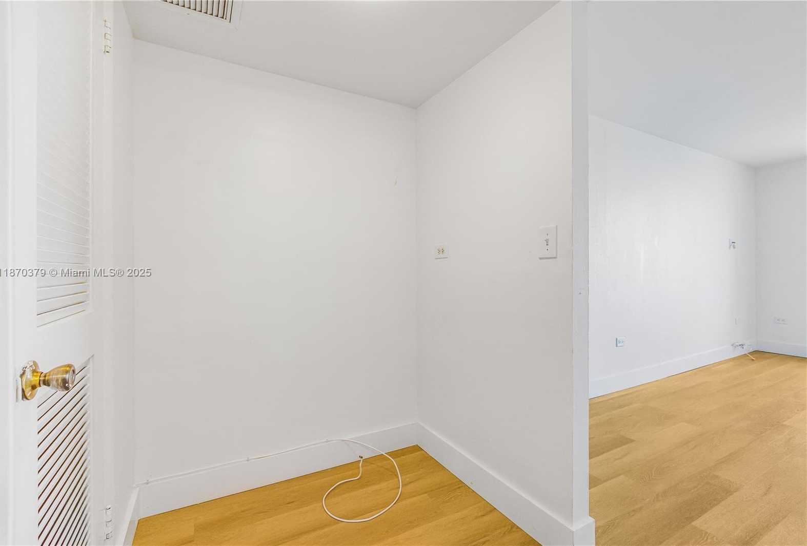 Small Image of 5555 COLLINS AVE #16K, Miami Beach Number 19