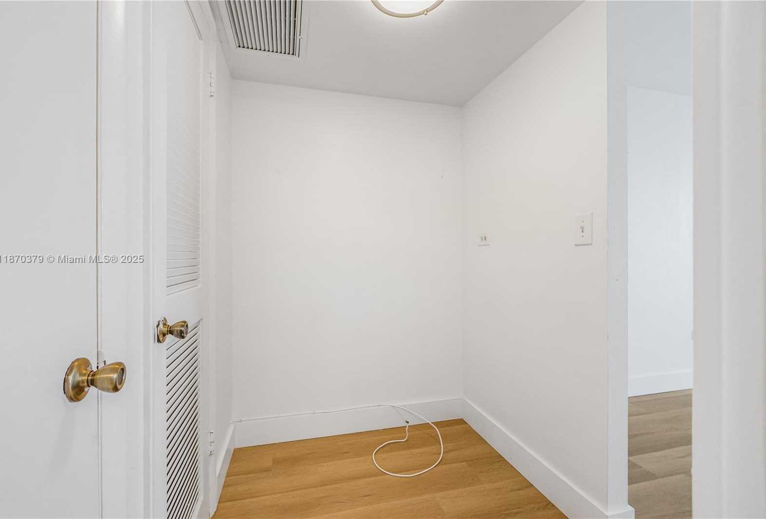 Small Image of 5555 COLLINS AVE #16K, Miami Beach Number 30