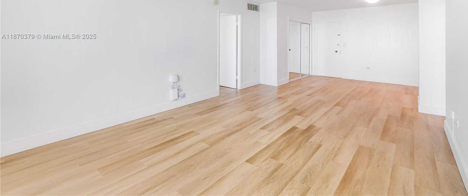 Small Image of 5555 COLLINS AVE #16K, Miami Beach Number 31