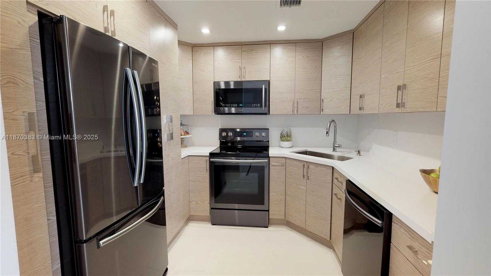 Small Image of 5601 COLLINS AVE #1225, Miami Beach Number 12
