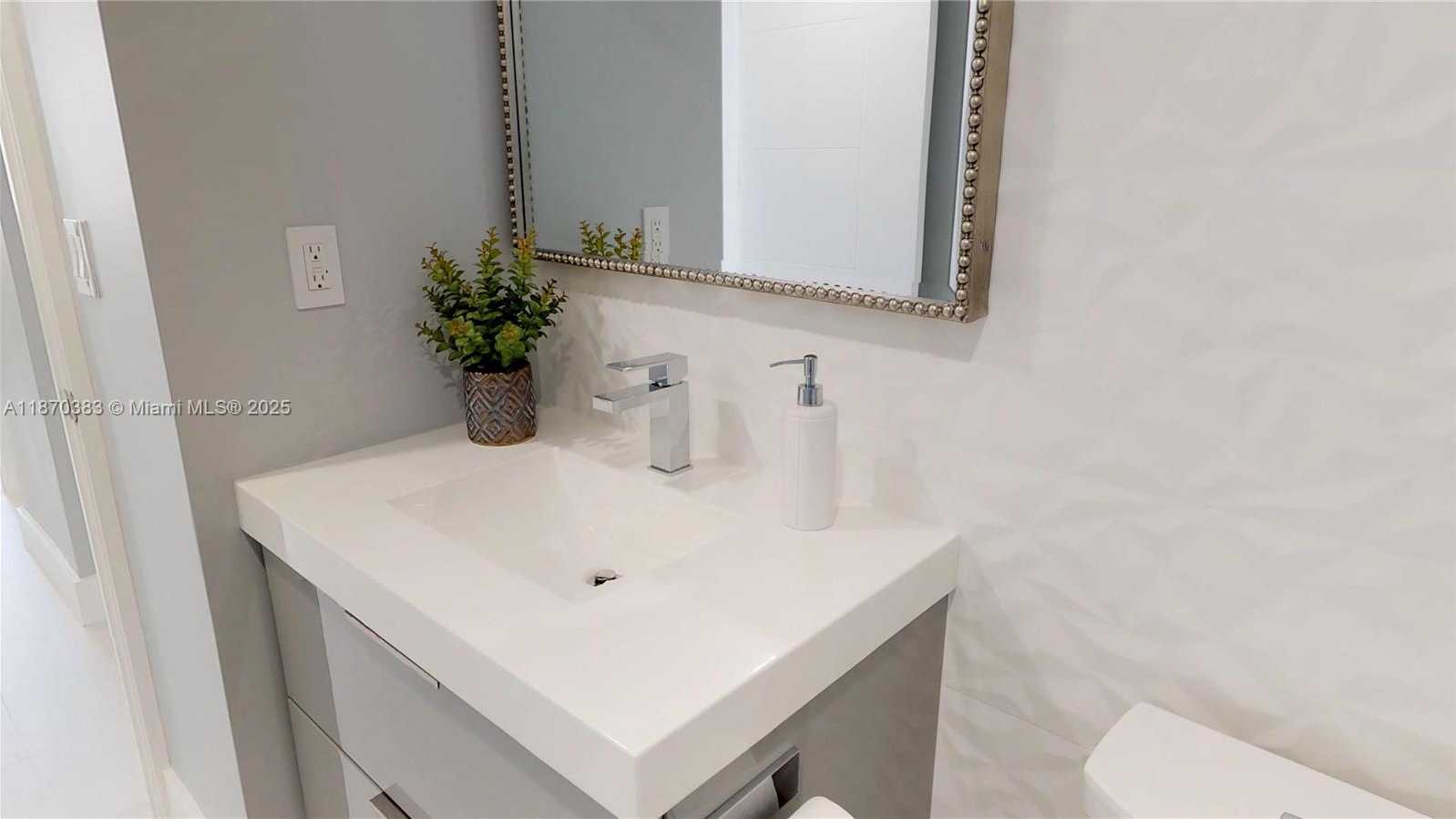 Small Image of 5601 COLLINS AVE #1225, Miami Beach Number 35